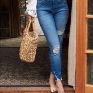 1091  NWT Free People Blue Shark Bite Skinny Jeans. Sz25